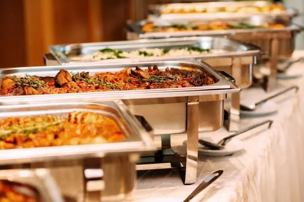 Reichhaltiges Buffet in Chafing-Dishes