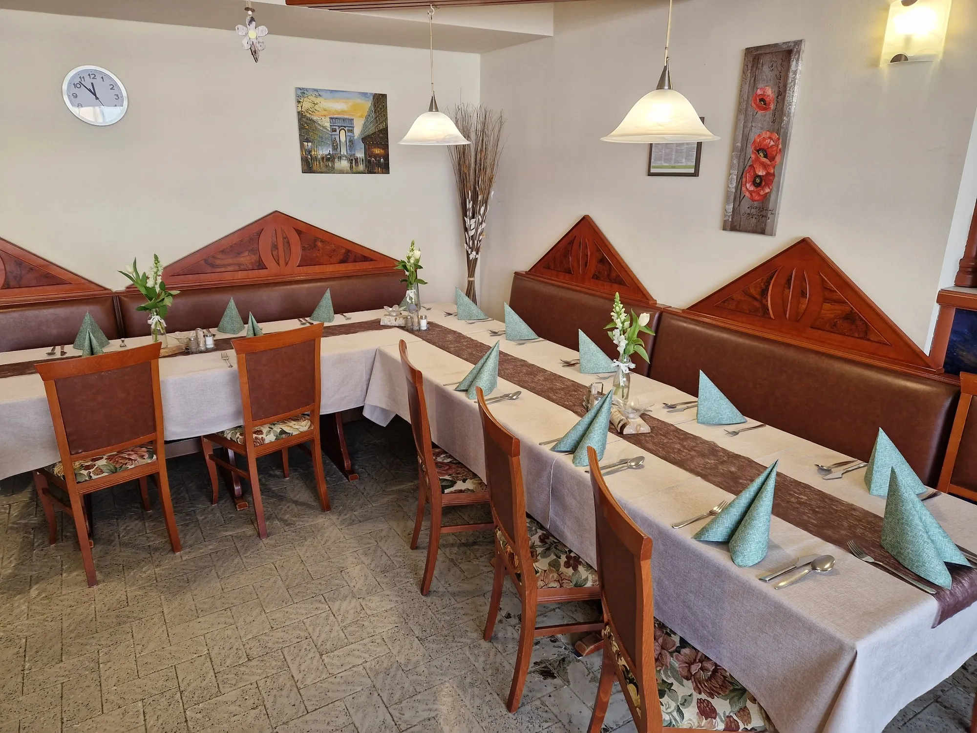 Festlich gedeckte Tafel im Gastraum der Pizzeria Speranza