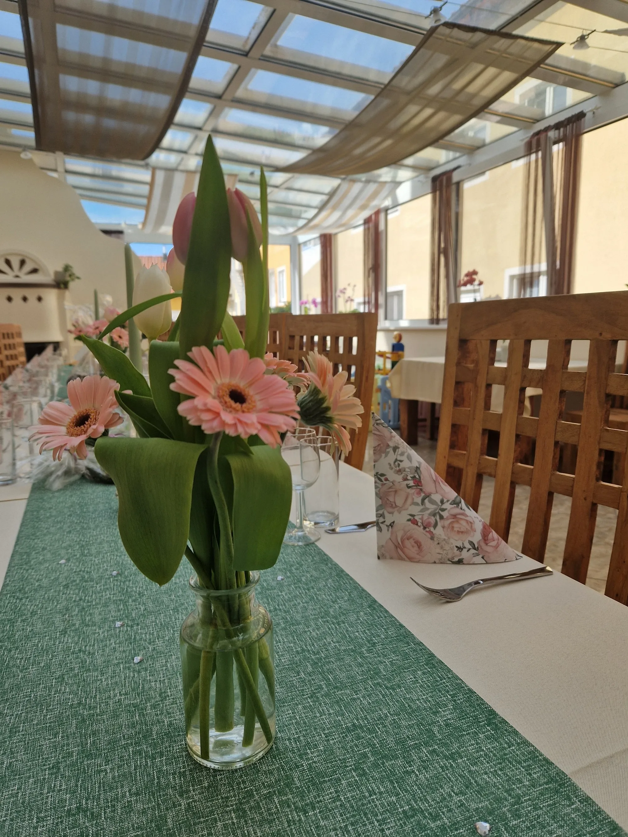 Gemütlich gedeckter Tisch mit frischen Blumen